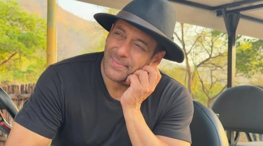 Salman Khan ki biography 2025 26Vintage Indian cinema press record from 1988 showcasing retro box office updates and Hindi movie reviews