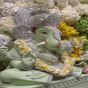 Salman Khan ne Apne pure Parivar ke sath manaya Ganesh chaturthi ka tyohar Shri Ganesh Ki Aarti karte najar aaya pura Khan parivar