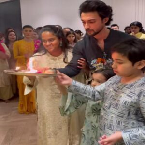 Salman Khan ne Apne pure Parivar ke sath manaya Ganesh chaturthi ka tyohar Shri Ganesh Ki Aarti karte najar aaya pura Khan parivar