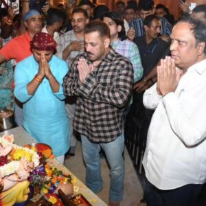 Salman Khan Ganpati Bappa ke darshan karne nange paon pahunche