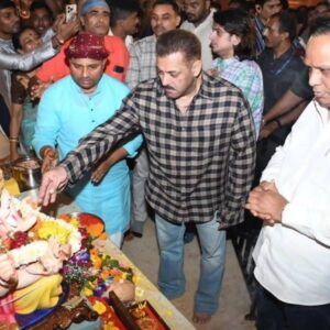 Salman Khan Ganpati Bappa ke darshan karne nange paon pahunche