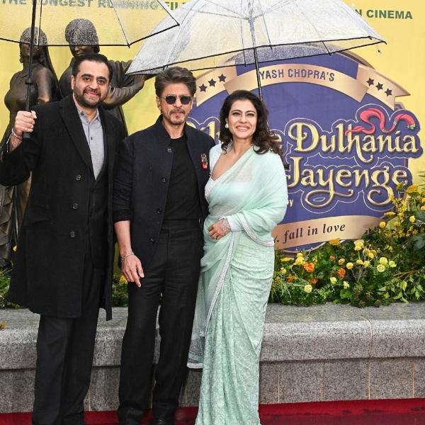 DDLJ Ne 30 sal pure kiye to Racha itihaas London me Leicester square me Shahrukh Khan aur Kajol ka Laga bronze statue 