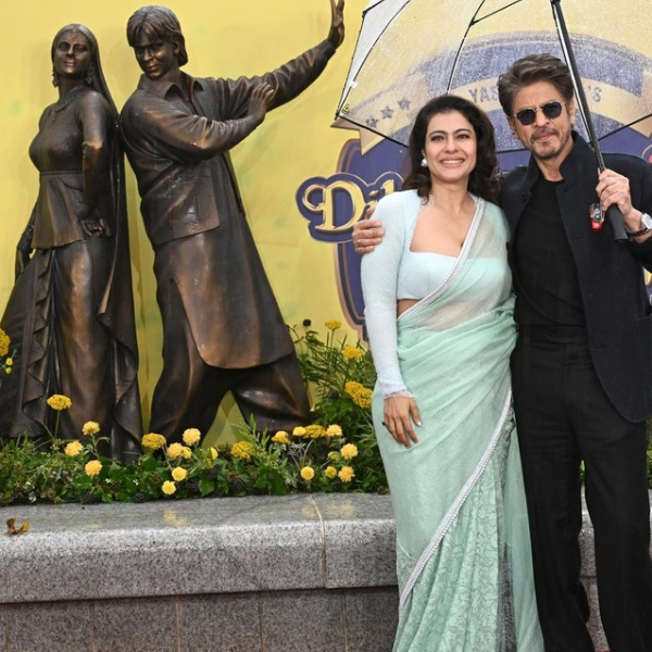 DDLJ Ne 30 sal pure kiye to Racha itihaas London me Leicester square me Shahrukh Khan aur Kajol ka Laga bronze statue 